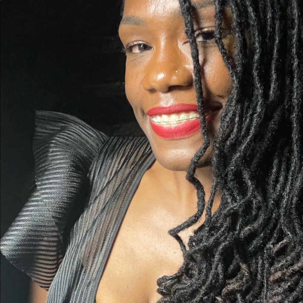 Meet your Posher, Nia